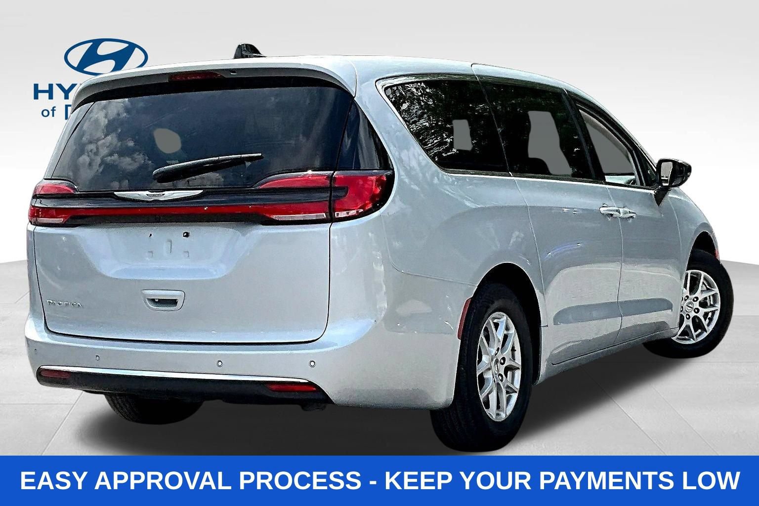 Used 2024 Chrysler Pacifica Touring-L FWD image 8