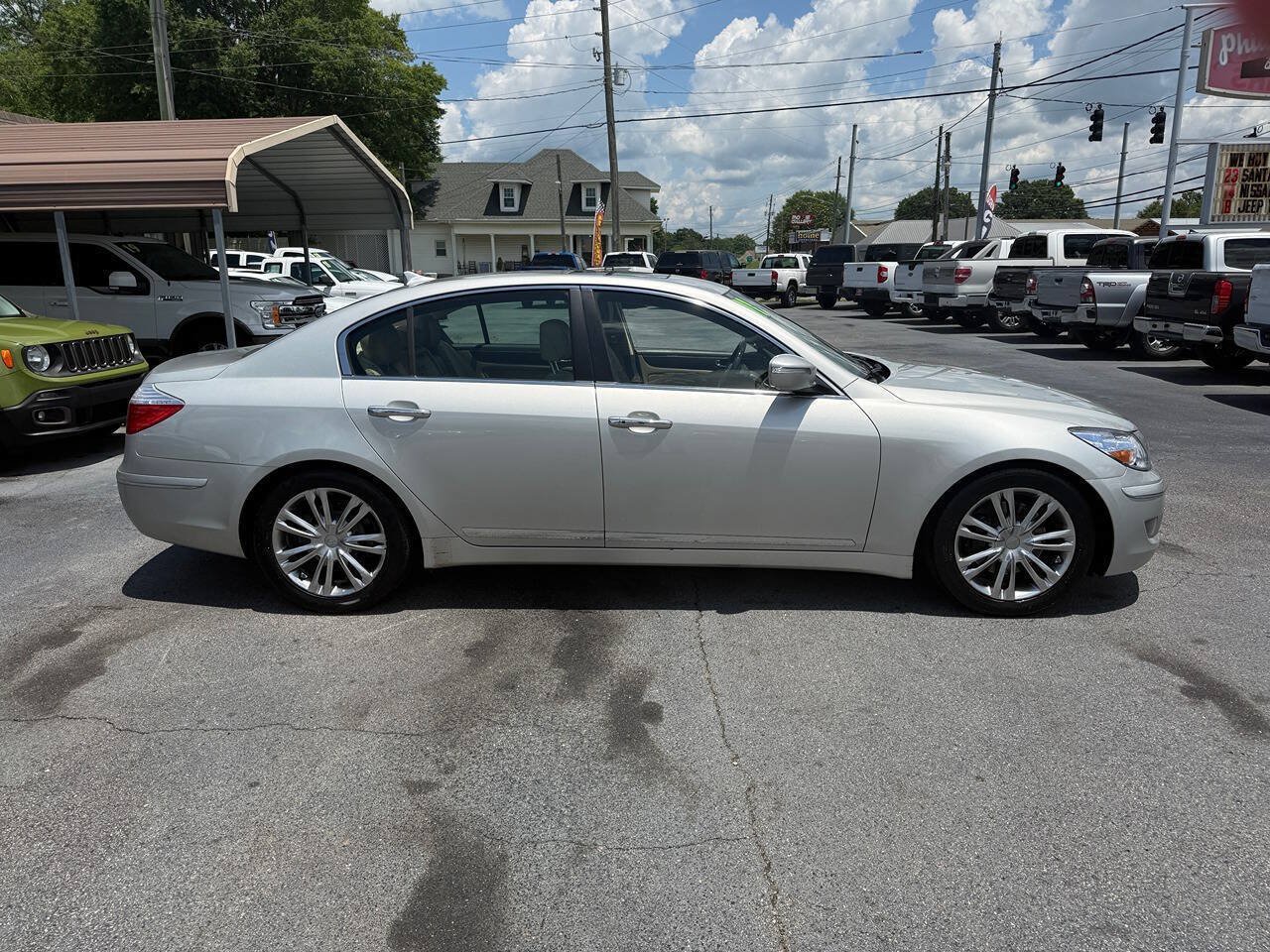 Used 2011 Hyundai Genesis 4.6 RWD image 3