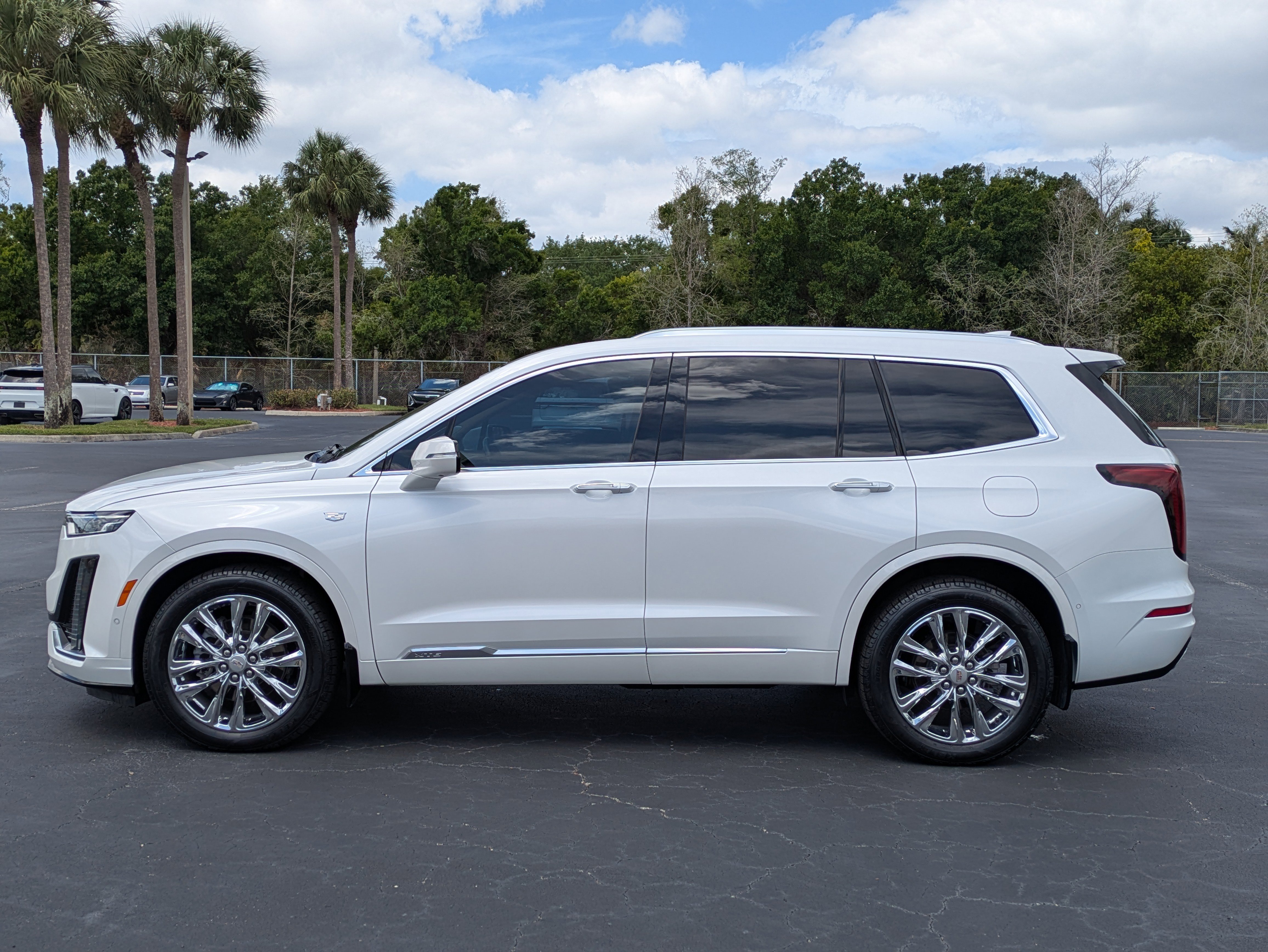 Certified 2022 Cadillac XT6 Premium Luxury w/ Platinum Package AWD/4WD image 4