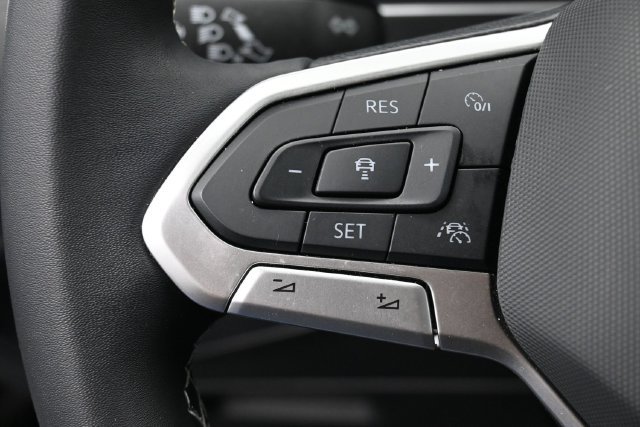 Used 2024 Volkswagen Tiguan SE AWD/4WD image 17