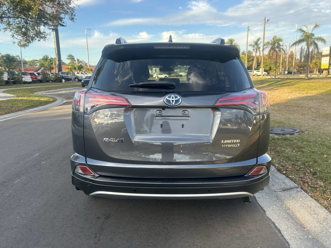 Used 2017 Toyota RAV4 Limited w/ Carpet Mat Package image 8