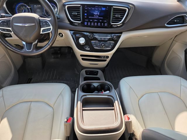 Used 2017 Chrysler Pacifica Touring-L w/ Tire & Wheel Group FWD image 23