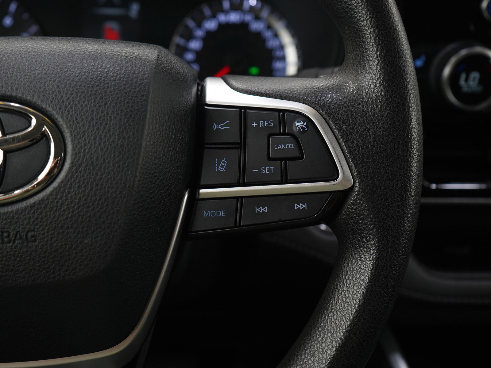 Used 2022 Toyota Highlander LE image 25