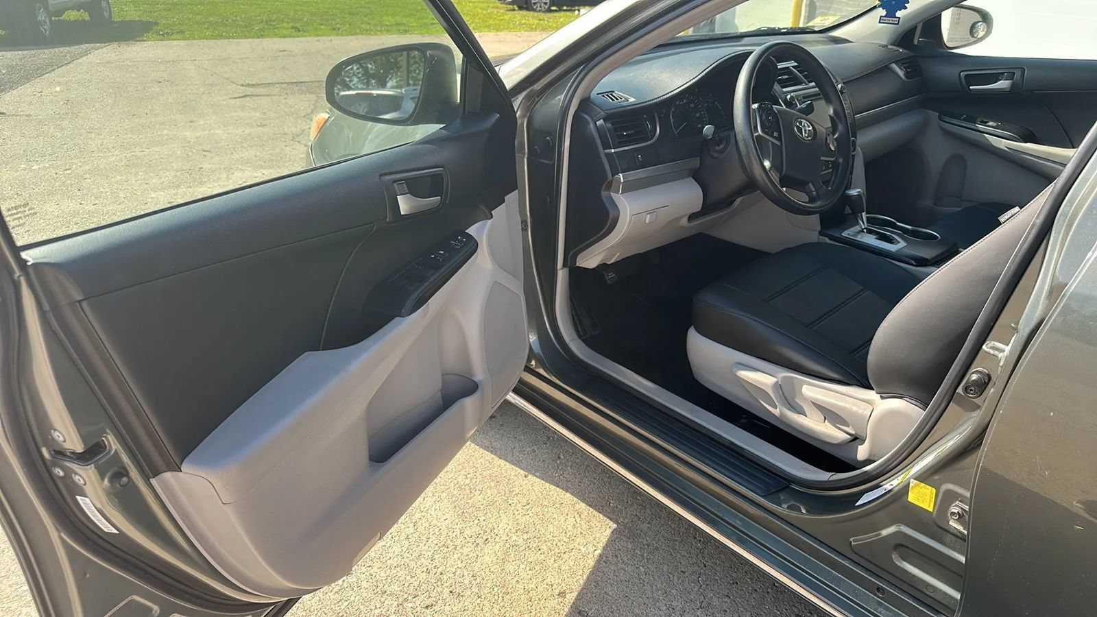 Used 2014 Toyota Camry LE FWD image 9