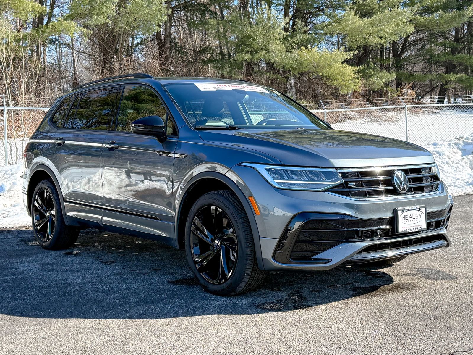 Used 2024 Volkswagen Tiguan SE R-Line image 1