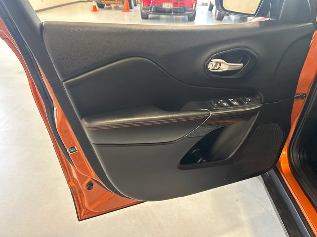 Used 2016 Jeep Cherokee Trailhawk w/ Leather Interior Group AWD/4WD image 25