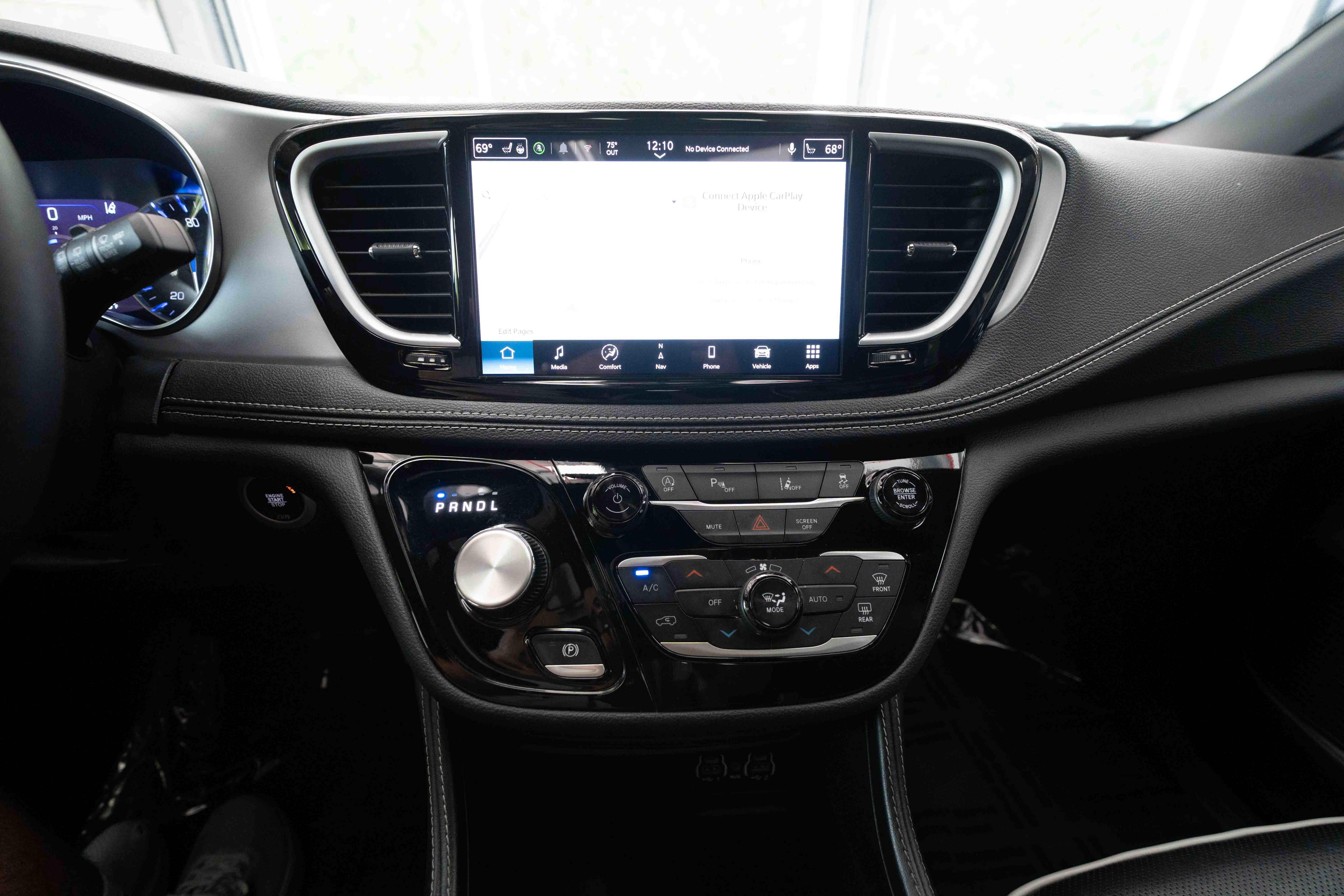Used 2025 Chrysler Pacifica Limited FWD image 17