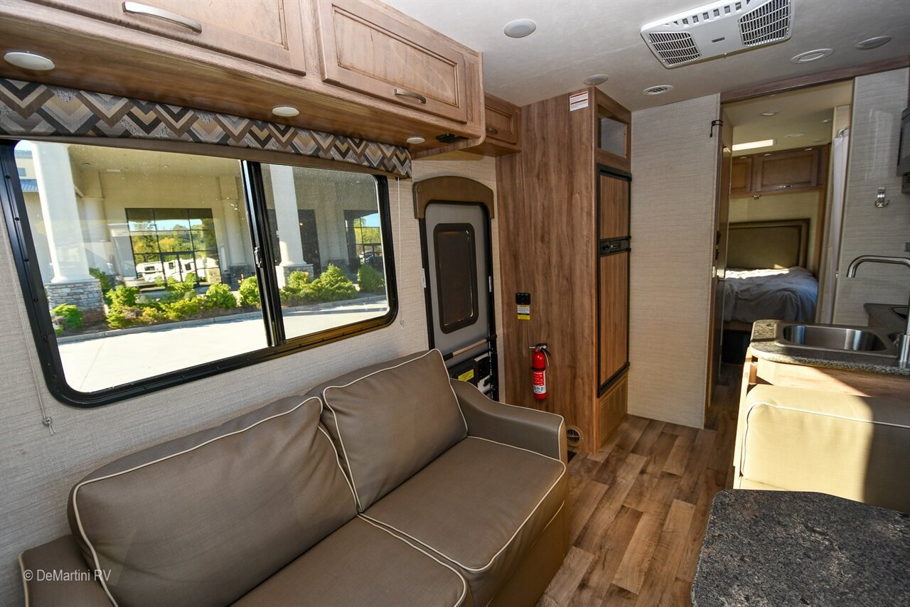 Used 2018 Chevrolet Express 4500 w/ RV Package RWD image 5