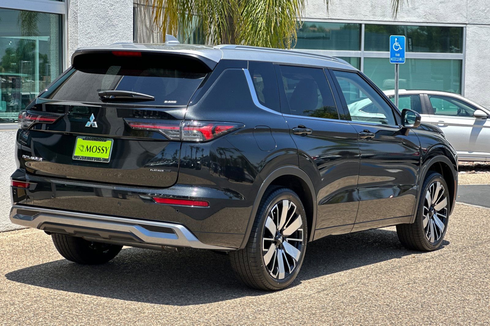 New 2025 Mitsubishi Outlander SEL image 4