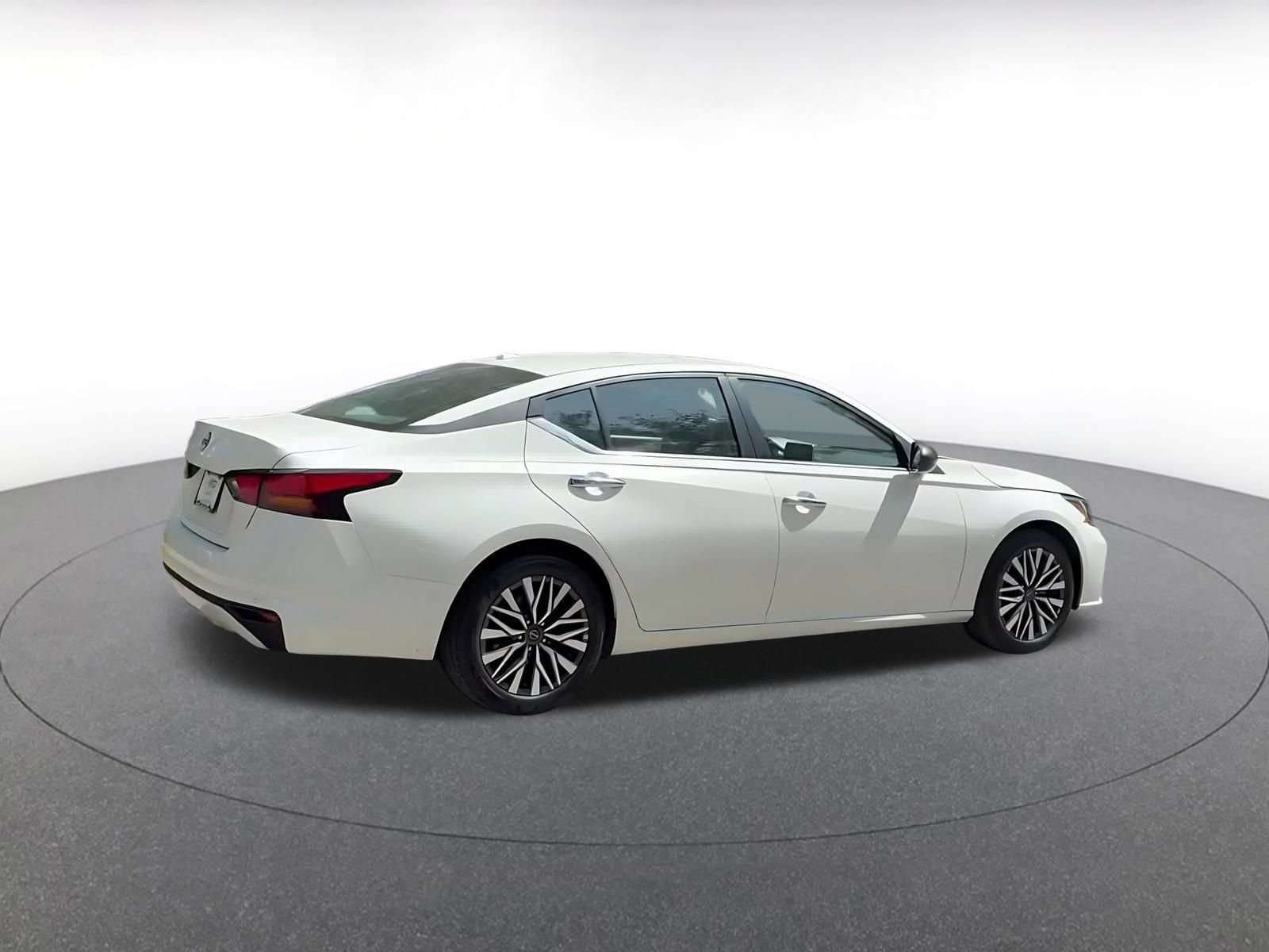 Used 2025 Nissan Altima 2.5 SV FWD image 15