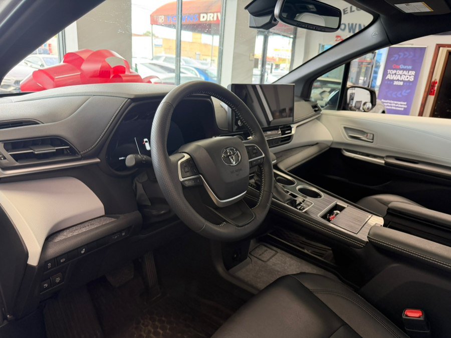 Used 2025 Toyota Sienna XSE FWD image 33