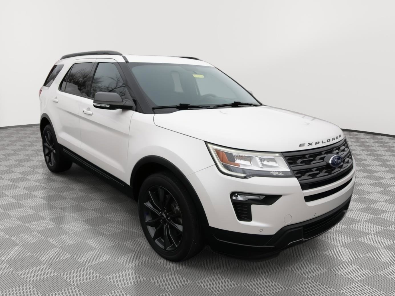 Used 2018 Ford Explorer XLT w/ Equipment Group 202A image 3