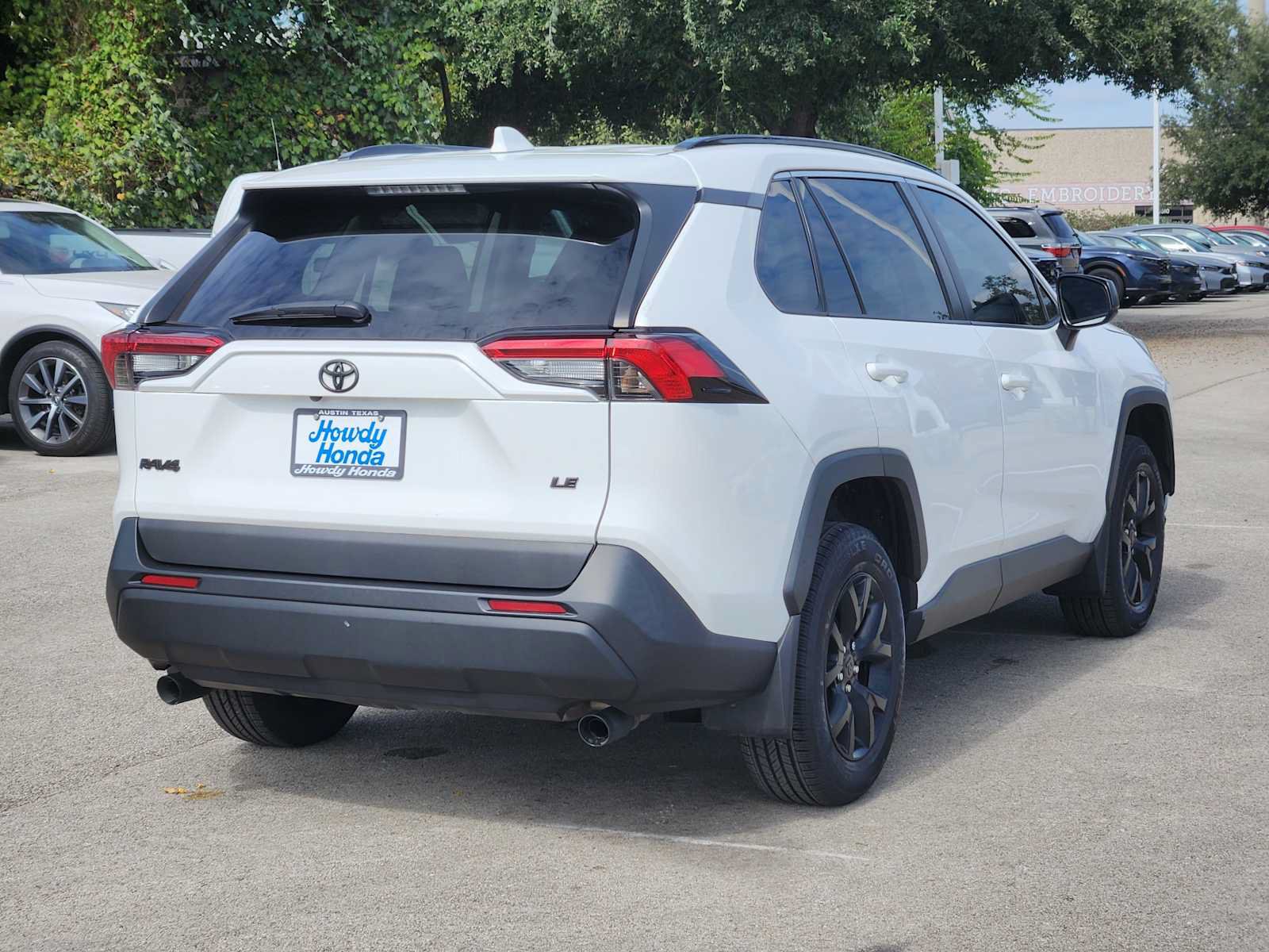 Used 2021 Toyota RAV4 LE FWD image 5