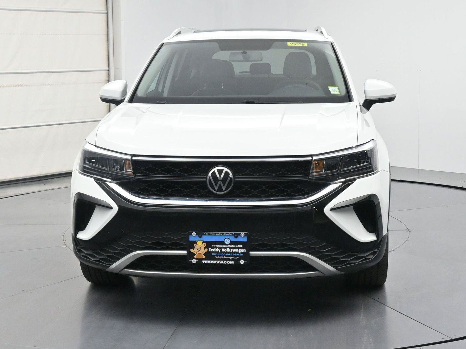 Certified 2022 Volkswagen Taos SE w/ Panoramic Sunroof Package FWD image 28