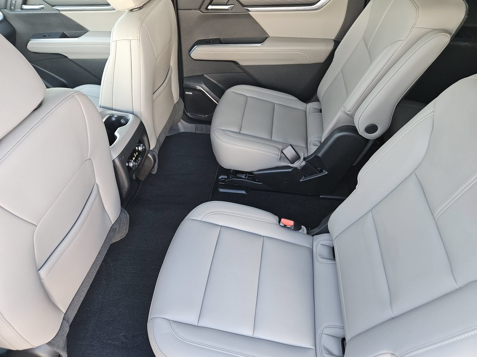 Certified 2026 GMC Acadia Elevation w/ Elevation Premium Package FWD image 33