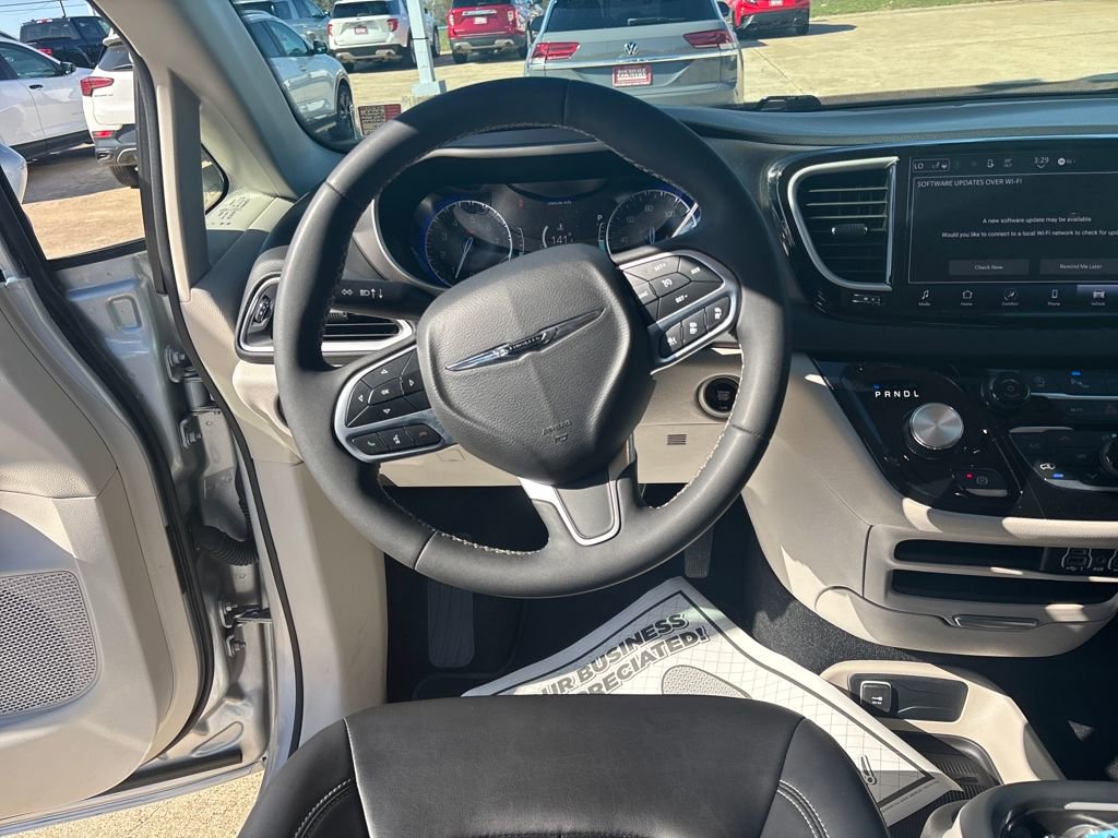 Used 2023 Chrysler Pacifica Touring-L image 13