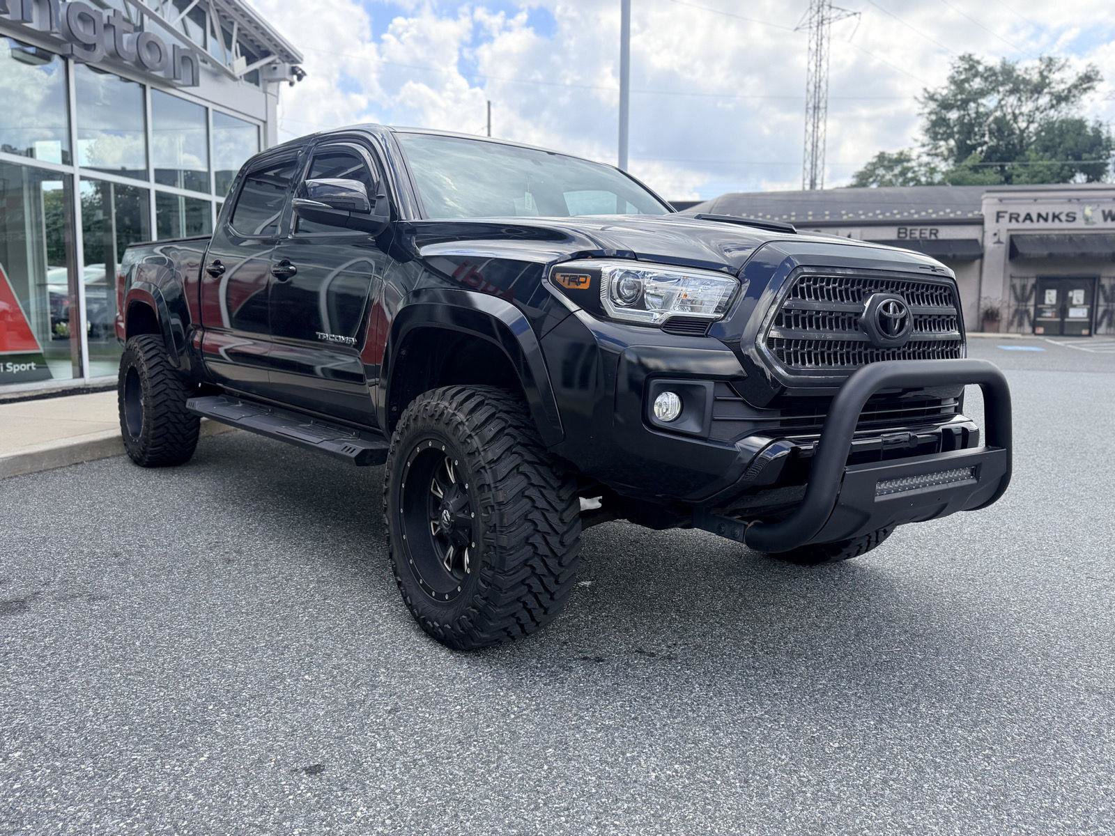 Used 2017 Toyota Tacoma TRD Sport w/ Tow Package AWD/4WD image 8