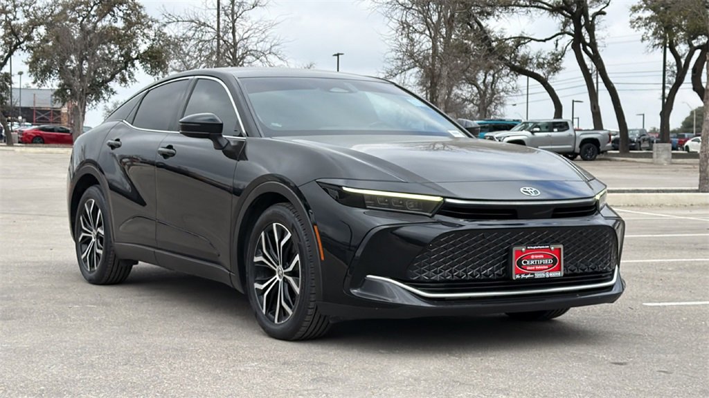 Used 2023 Toyota Crown Limited image 3