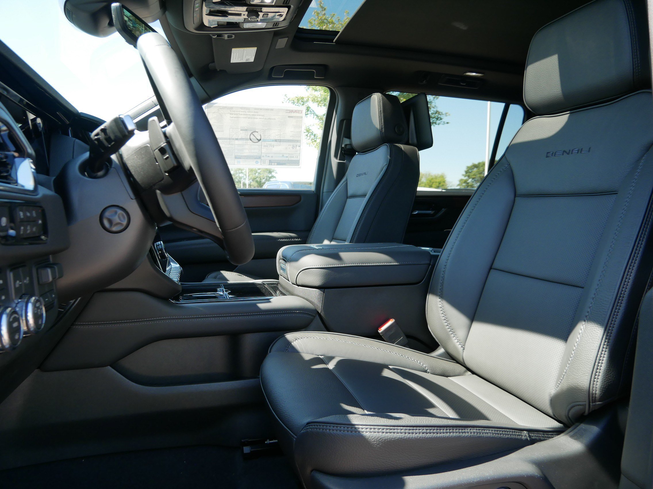 New 2026 GMC Yukon XL Denali w/ Denali Reserve Package AWD/4WD image 4