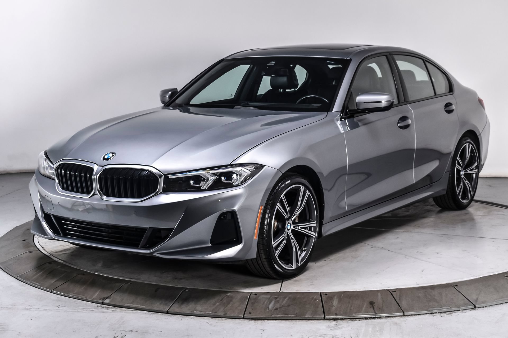 Used 2023 BMW 330i Sedan w/ Driving Assistance Package RWD image 2