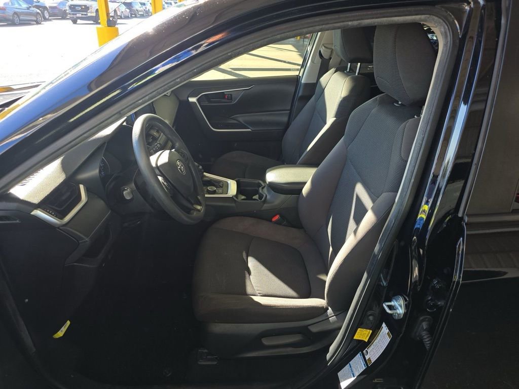 Used 2020 Toyota RAV4 LE image 4