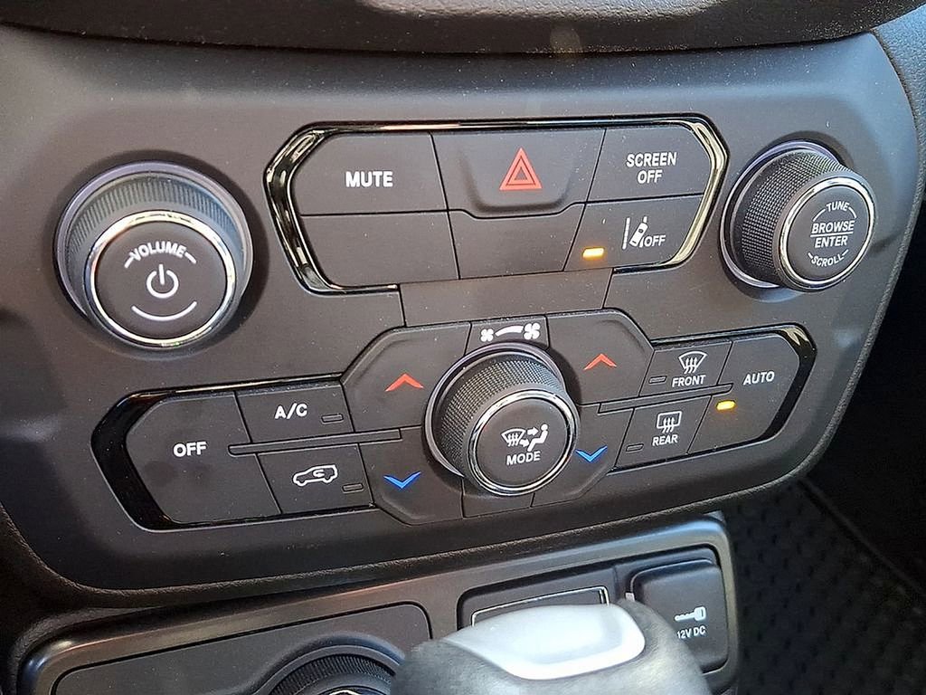 Used 2023 Jeep Renegade Latitude AWD/4WD image 15