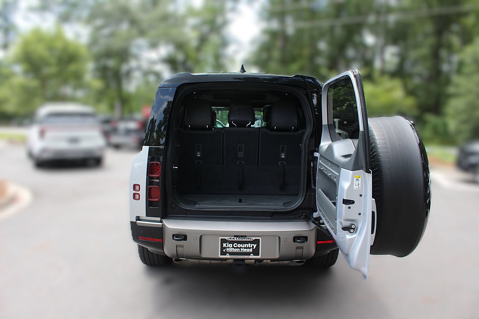 Used 2023 Land Rover Defender 130 X-Dynamic SE AWD/4WD image 8