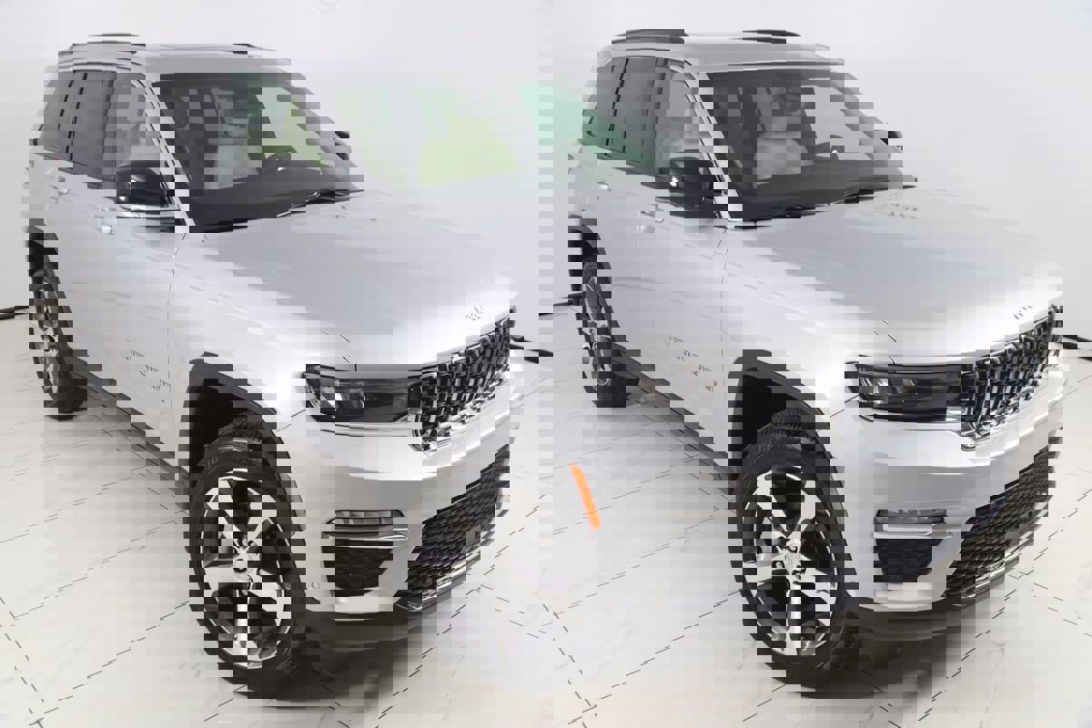 Used 2024 Jeep Grand Cherokee Limited w/ Luxury Tech Group II image 19