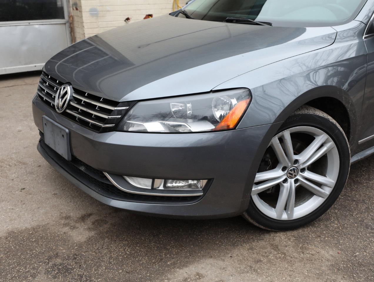 Used 2013 Volkswagen Passat TDI SEL Premium image 2