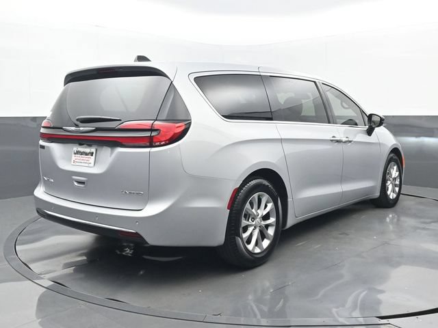 Used 2026 Chrysler Pacifica Limited FWD image 22