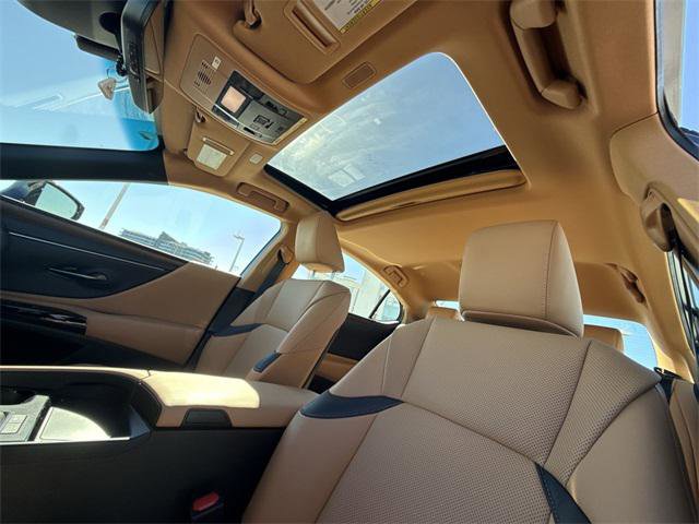 Certified 2025 Lexus ES 300h w/ Premium Package image 22