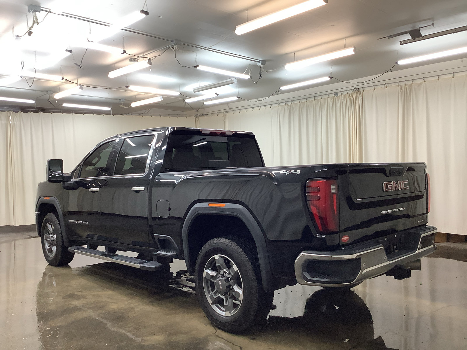 Used 2025 GMC Sierra 2500 SLT w/ SLT Premium Package AWD/4WD image 9