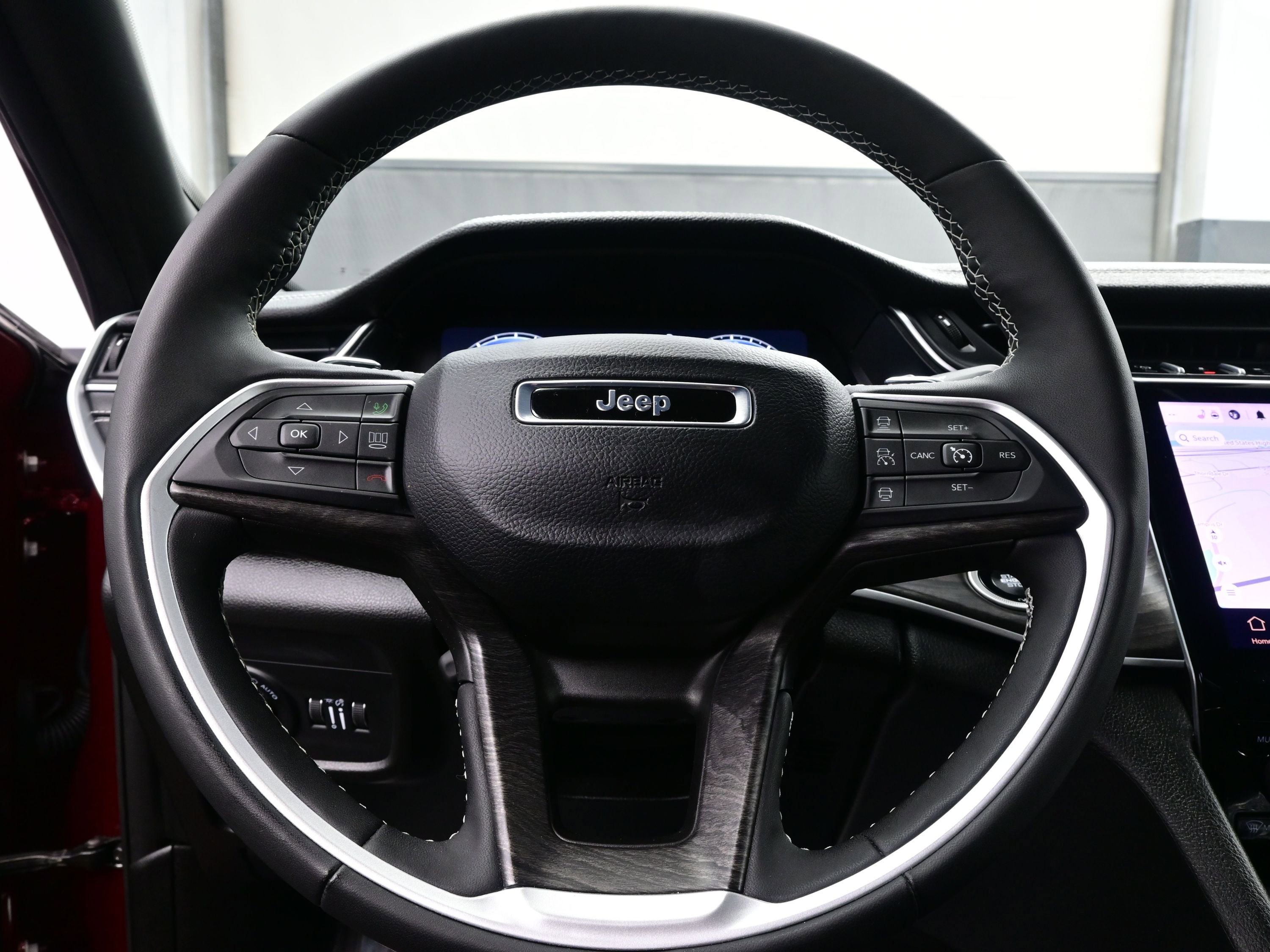 Used 2025 Jeep Grand Cherokee L Limited w/ Luxury Tech Group II image 25