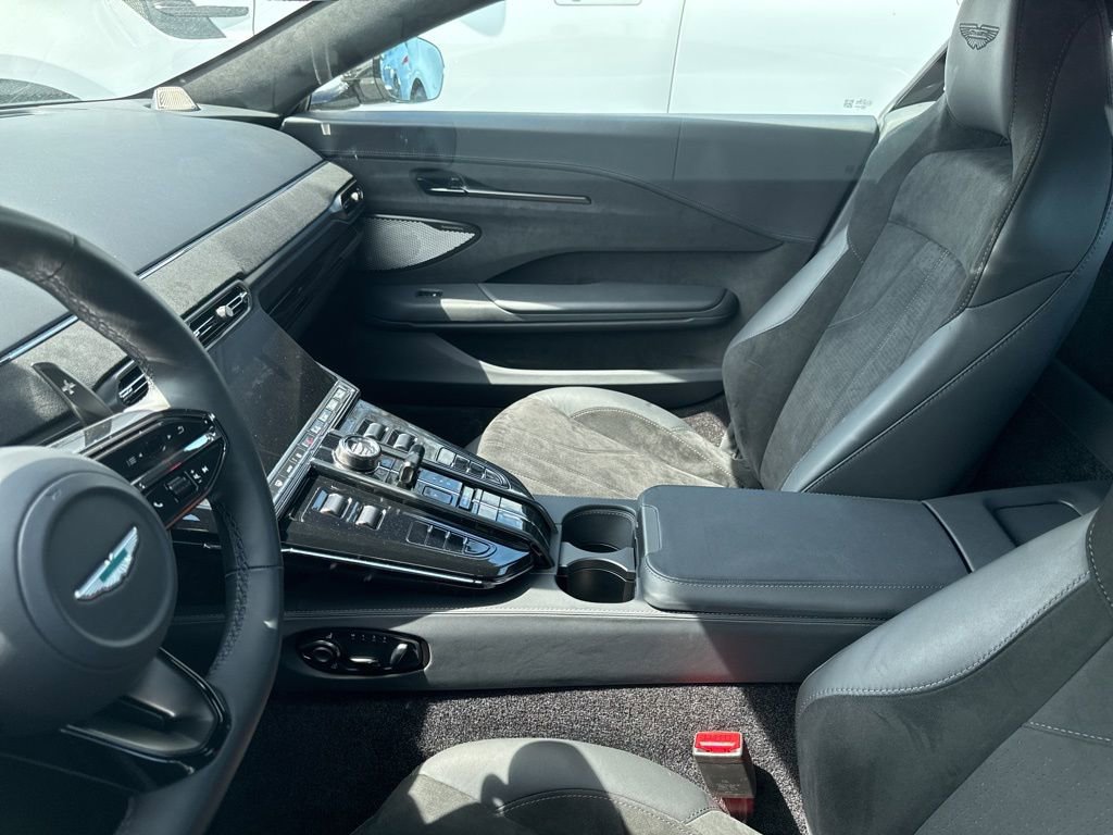 Used 2025 Aston Martin V8 Vantage Coupe image 3