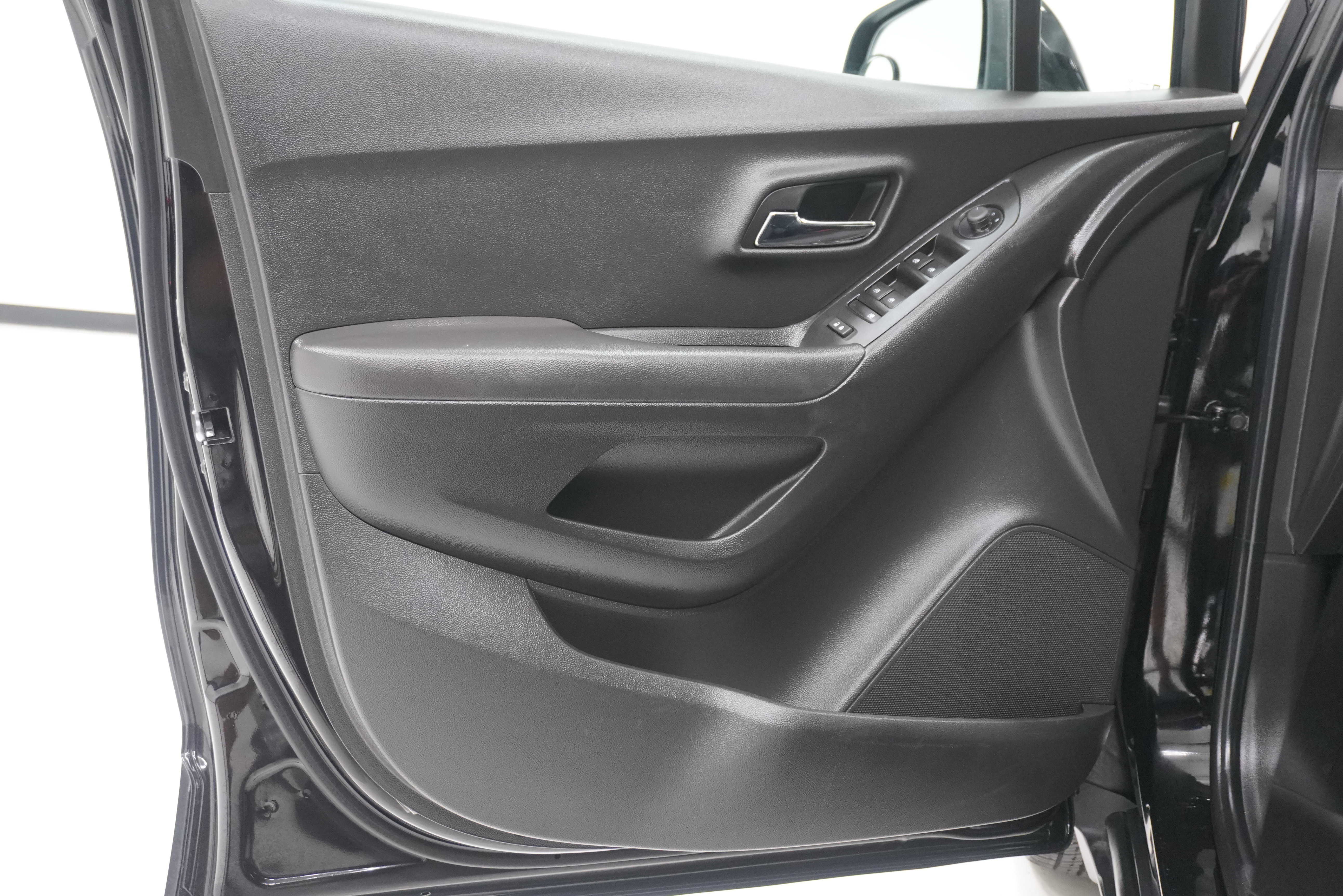 Used 2020 Chevrolet Trax LS w/ Tint and Cruise Package FWD image 14