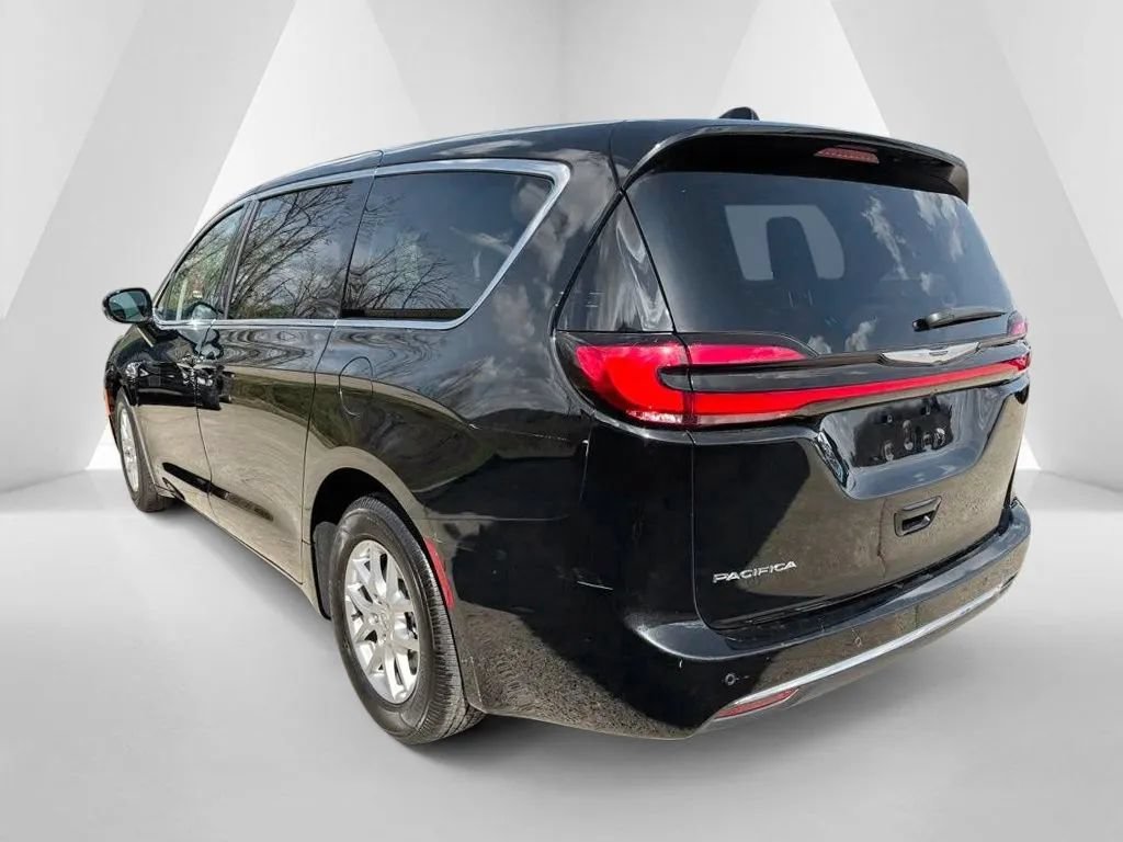 Used 2024 Chrysler Pacifica Touring-L FWD image 5