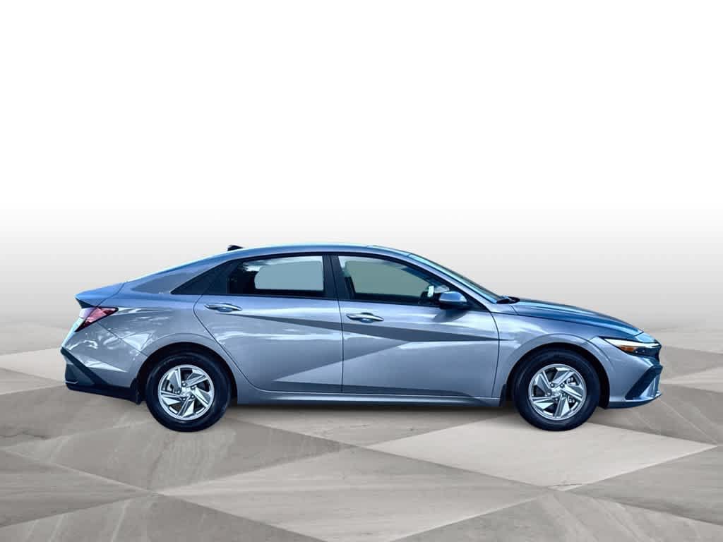 Used 2026 Hyundai Elantra SE FWD image 9