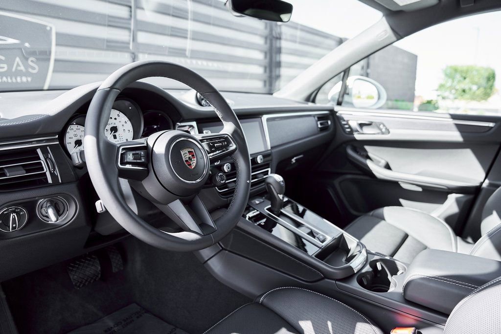 Used 2025 Porsche Macan GTS AWD/4WD image 2