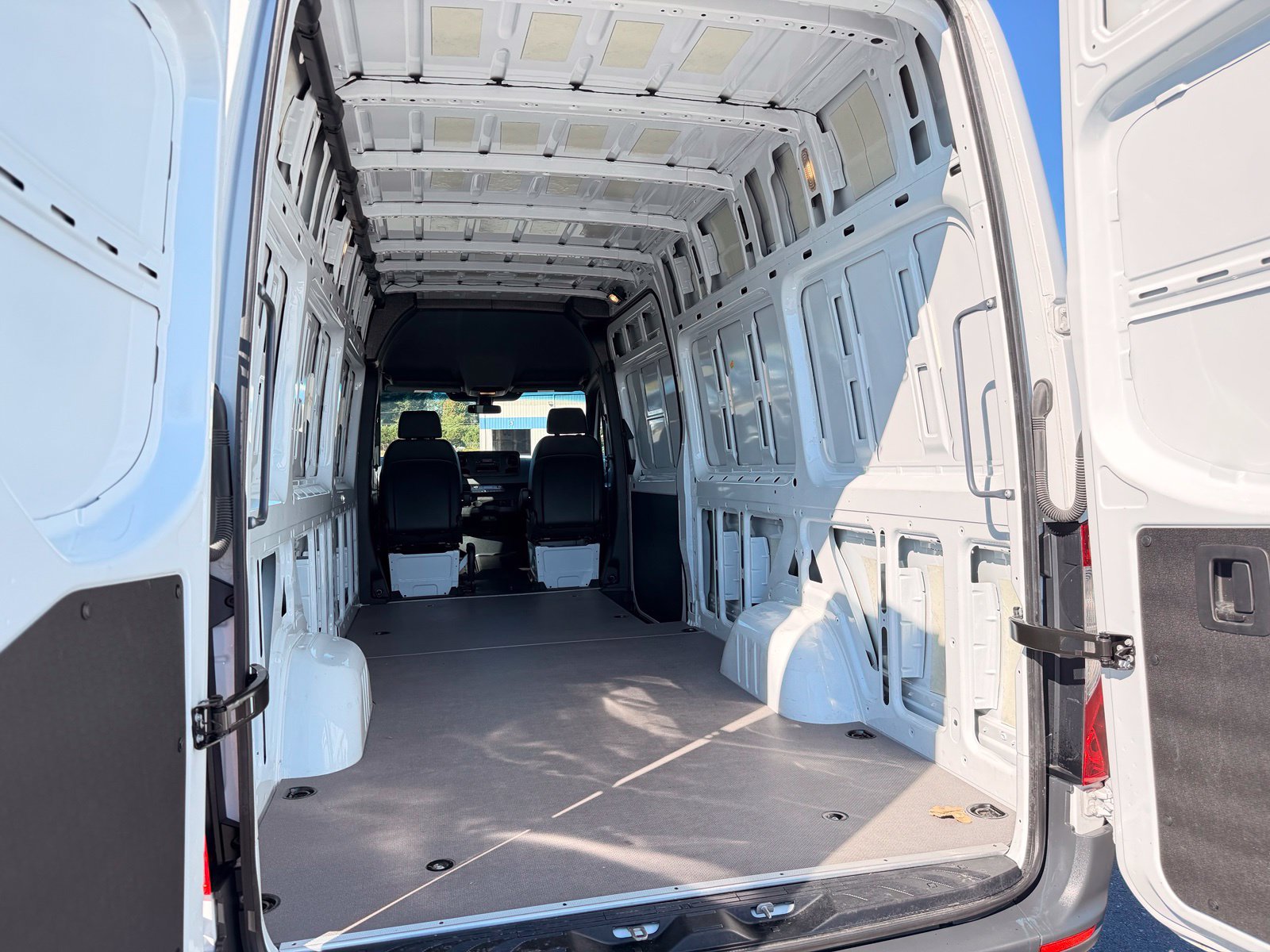 Used 2025 Mercedes-Benz Sprinter 2500 image 16