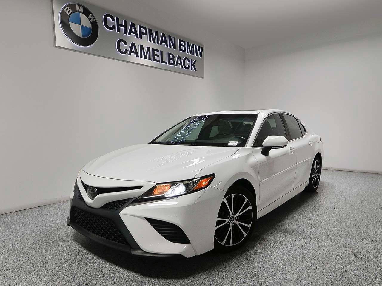 Used 2018 Toyota Camry SE image 1