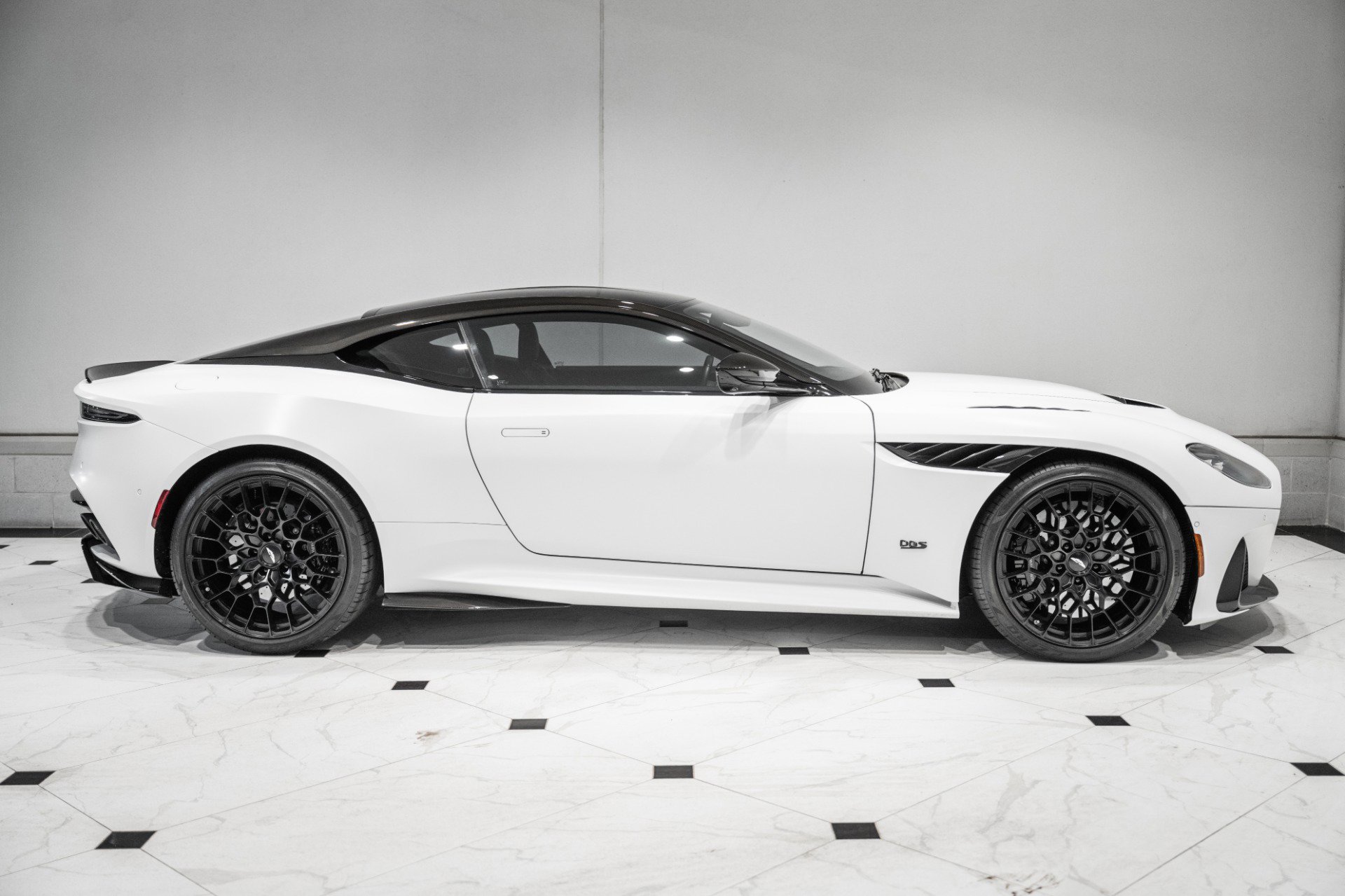 Used 2023 Aston Martin DBS Coupe RWD image 41