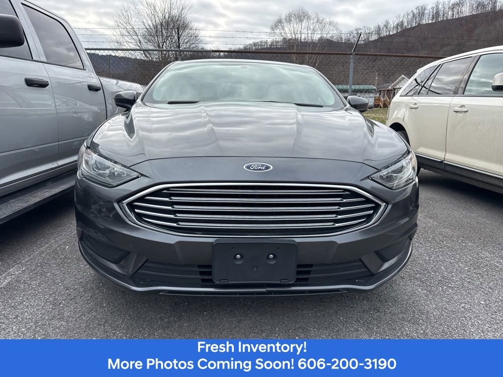 Used 2017 Ford Fusion SE w/ Fusion SE Technology Package image 2