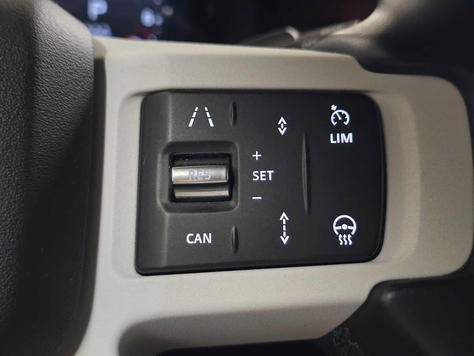 Used 2025 Land Rover Defender 130 X-Dynamic SE AWD/4WD image 33