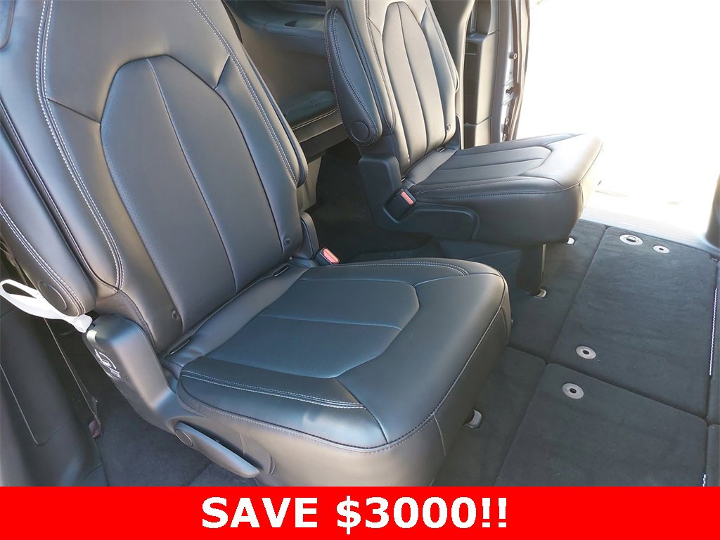 New 2025 Chrysler Pacifica Select image 11