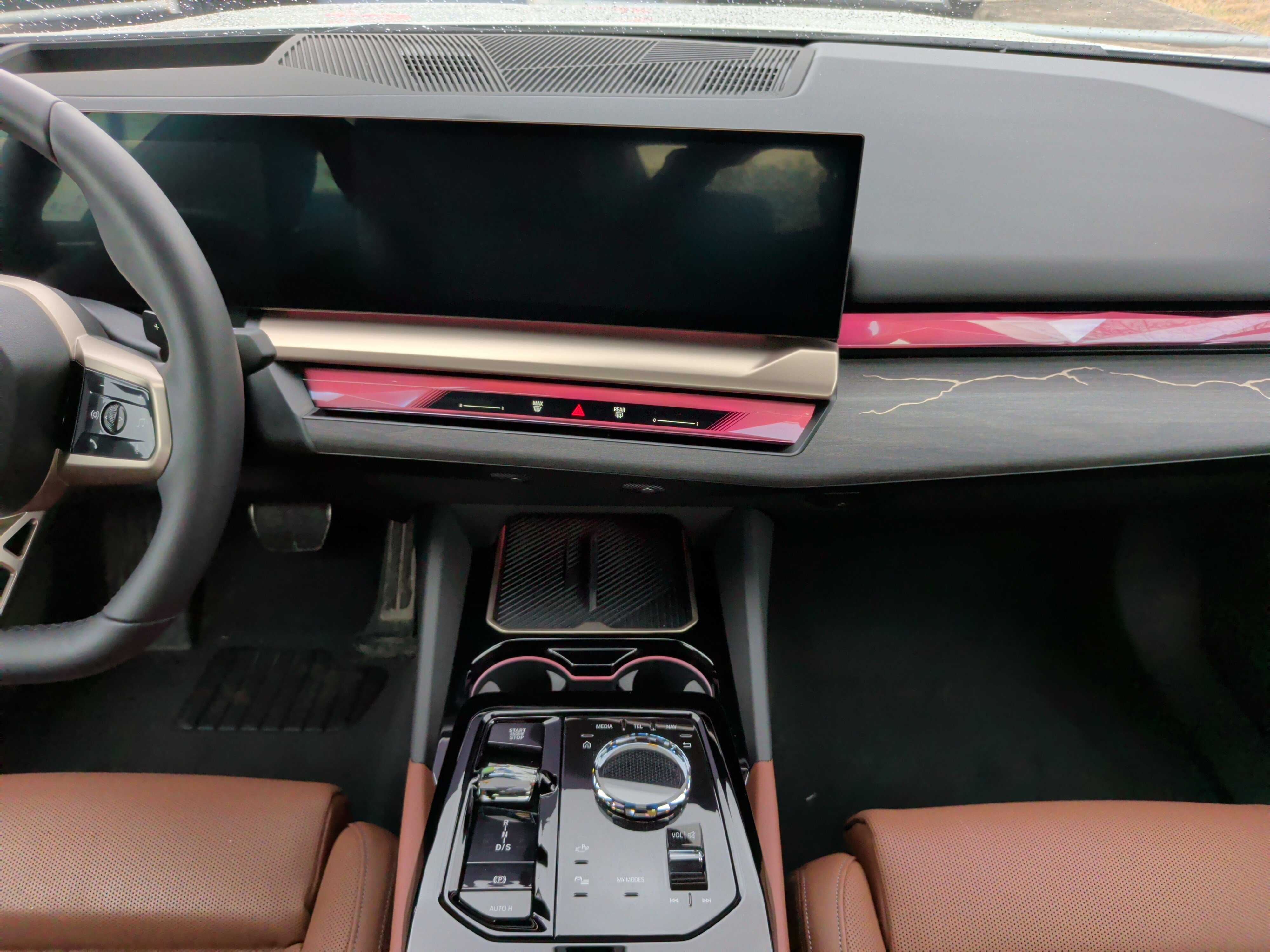 Certified 2025 BMW 550e xDrive w/ Executive Package image 34