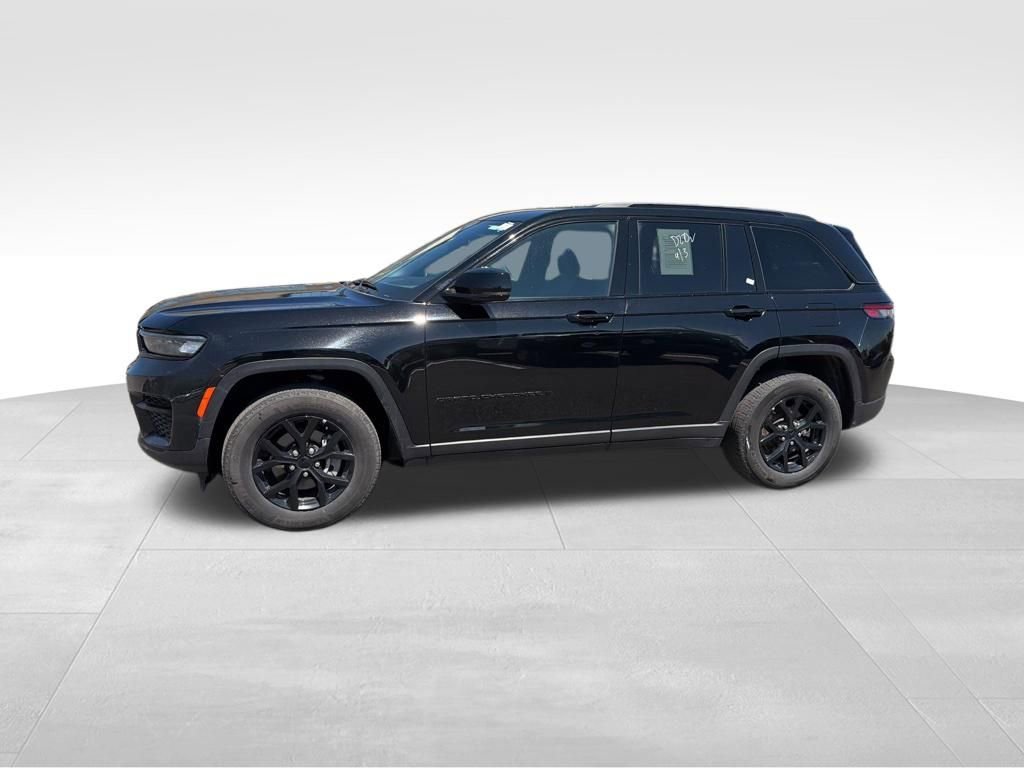 Used 2025 Jeep Grand Cherokee Altitude AWD/4WD image 6