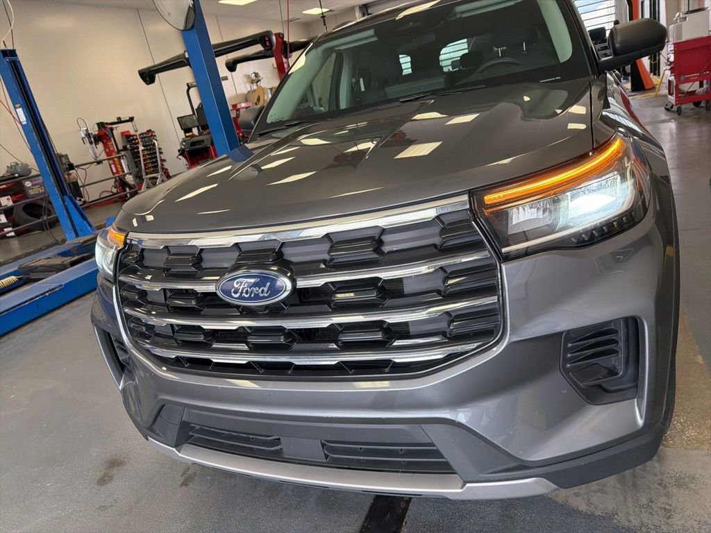Used 2025 Ford Explorer Active AWD/4WD image 5
