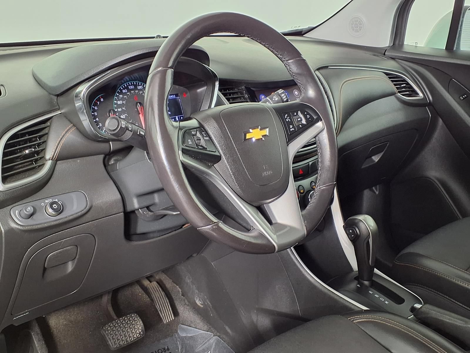 Used 2020 Chevrolet Trax LT w/ LT Convenience Package AWD/4WD image 23