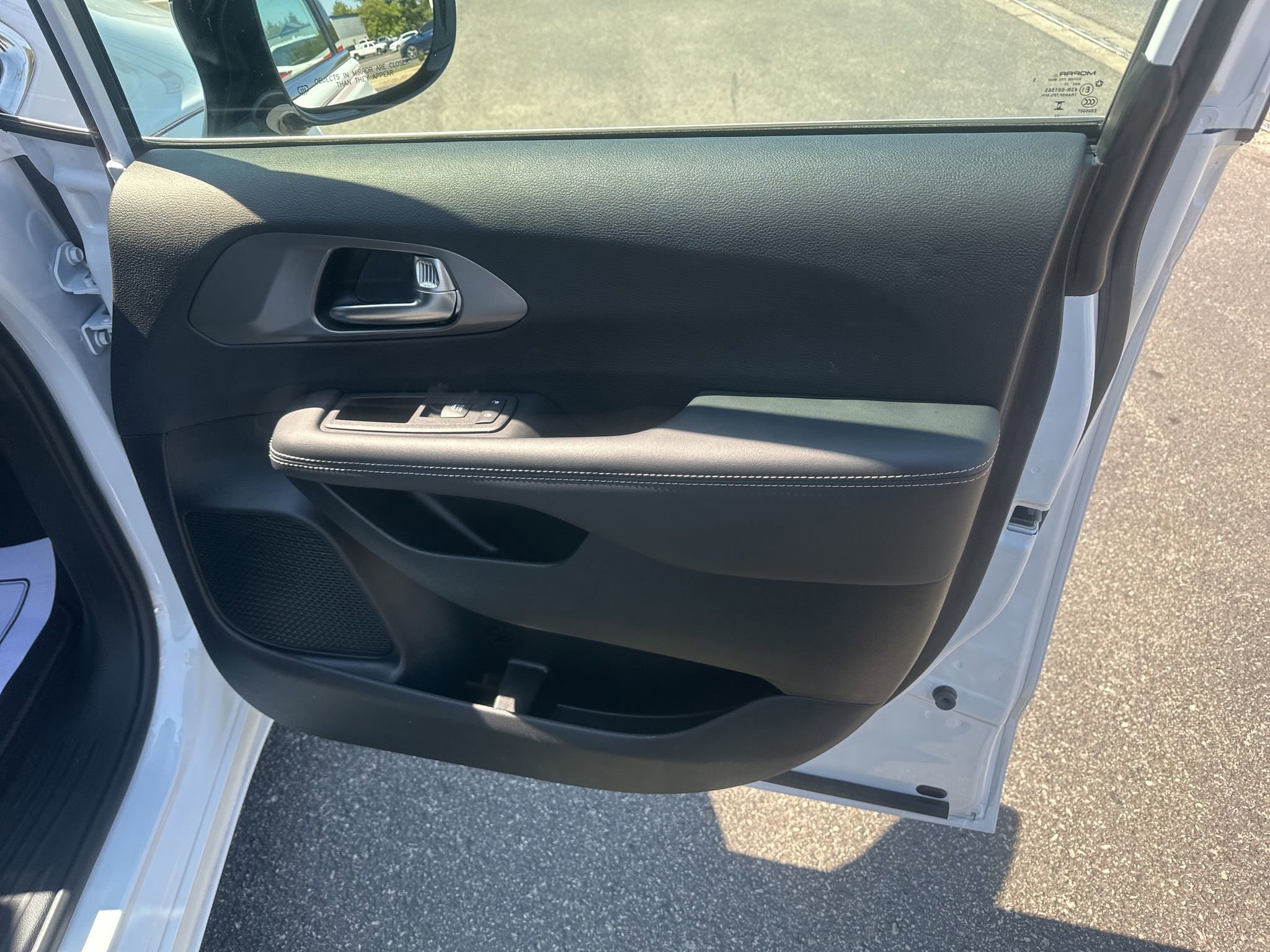 Used 2025 Chrysler Pacifica Select image 12