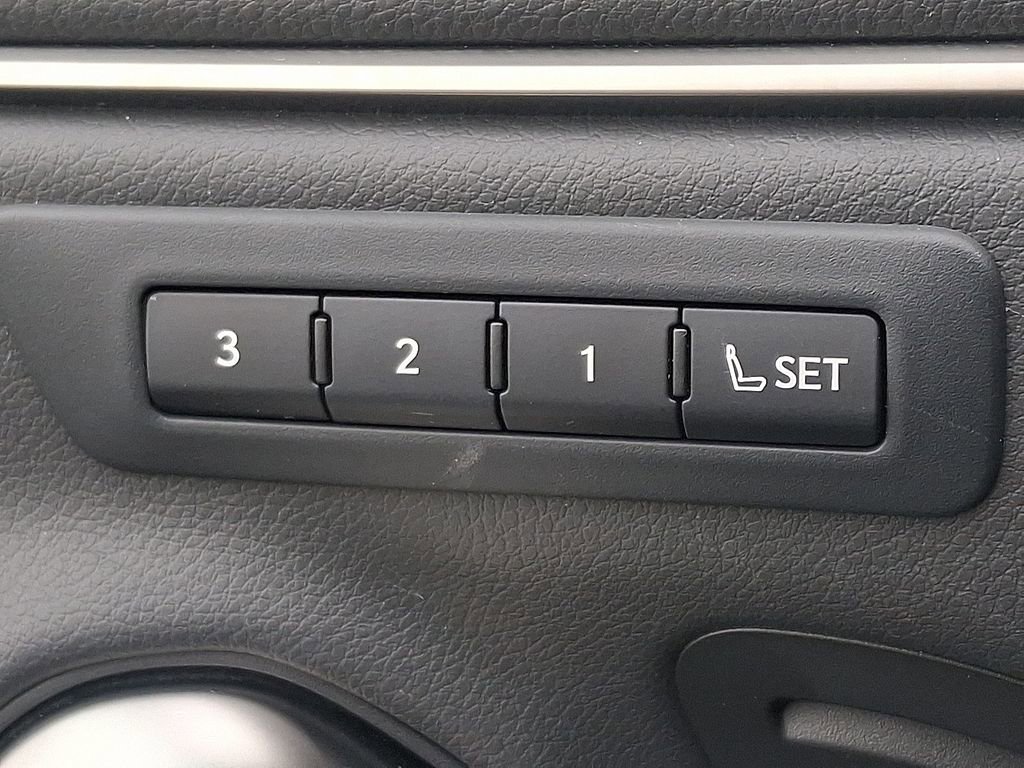 Used 2019 Lexus ES 300h w/ Luxury Package image 28